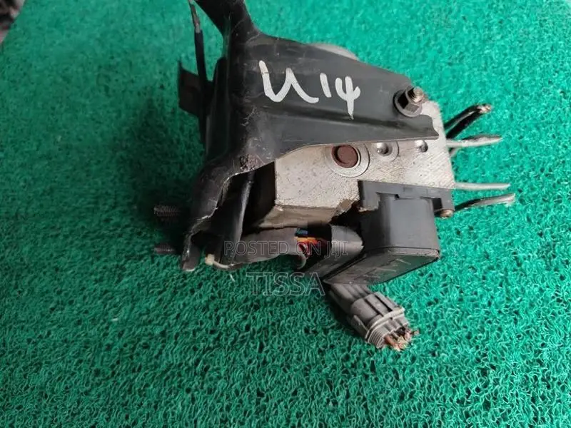 Nissan Bluebird U14 ABS Unit