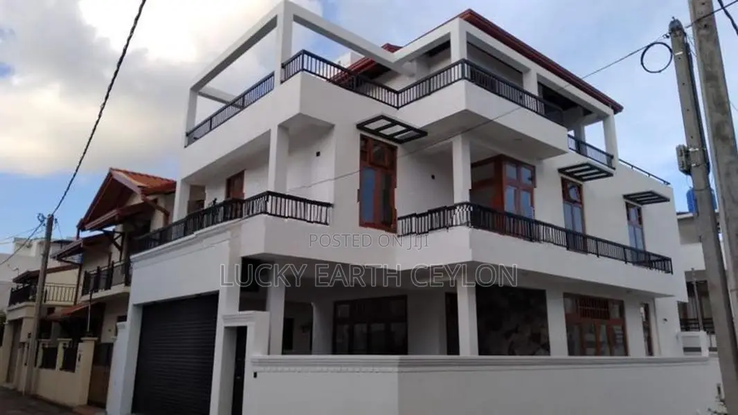 Piliyandala Brand New 3 Storey House with Gym for Sale (S124)