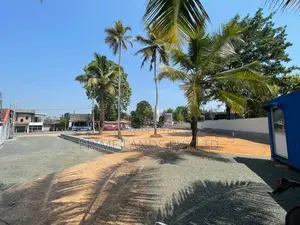 දබුල්ල කොලඹ බස් පාරෙන් ඉඩමක්