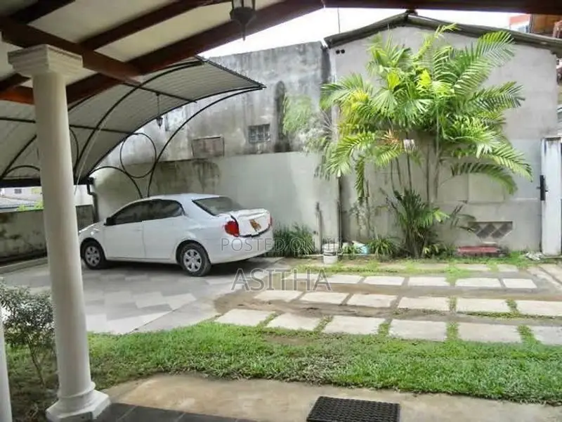Separate 3 story house Pelawattha