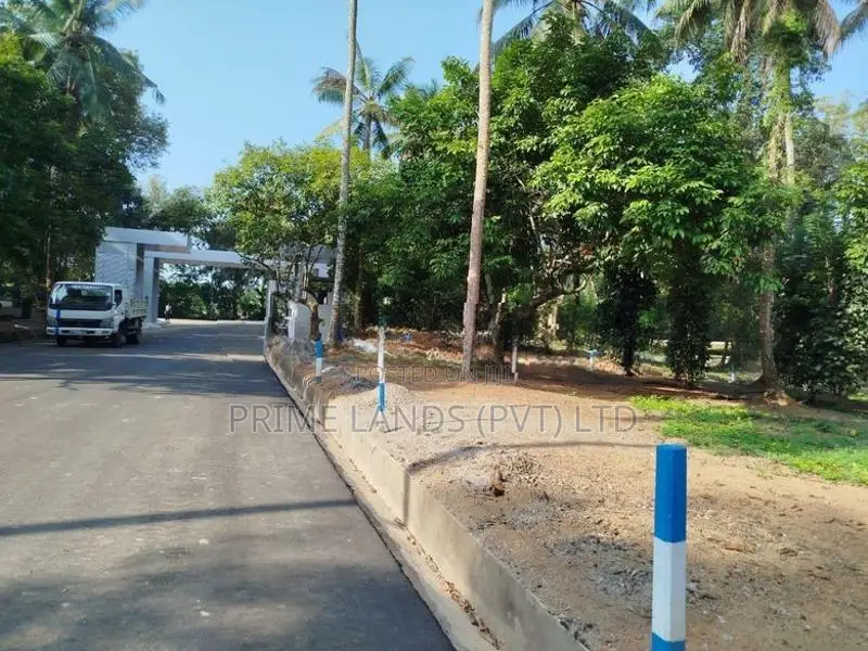 Land In Yakkala Town