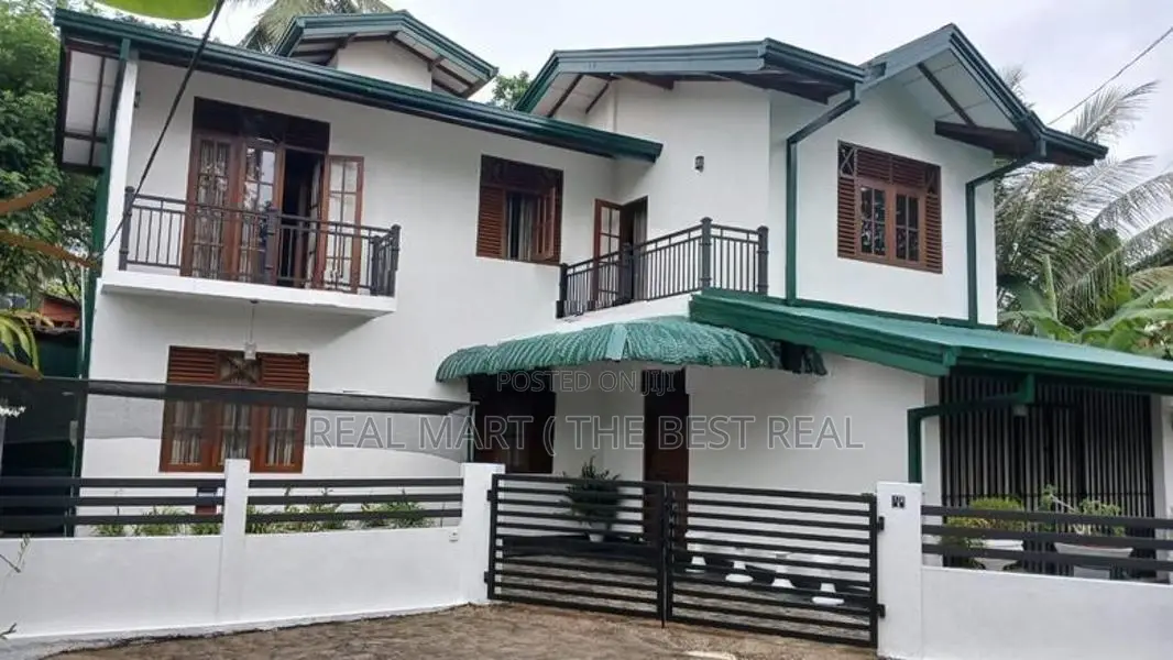 Gampaha : 3BR (7P) Luxury House for Sale