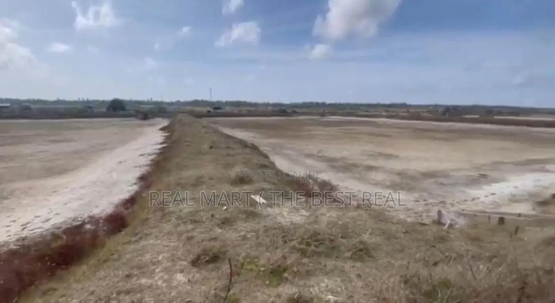 Puttalam : 10 Acres Commercial Salt Land for Sale at Madurankuliya