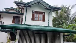 Gampaha : 3BR (7P) Luxury House for Sale
