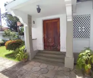 Colombo 5 : 3 Br (20 P) Single Storied Colonial Type House for Sale