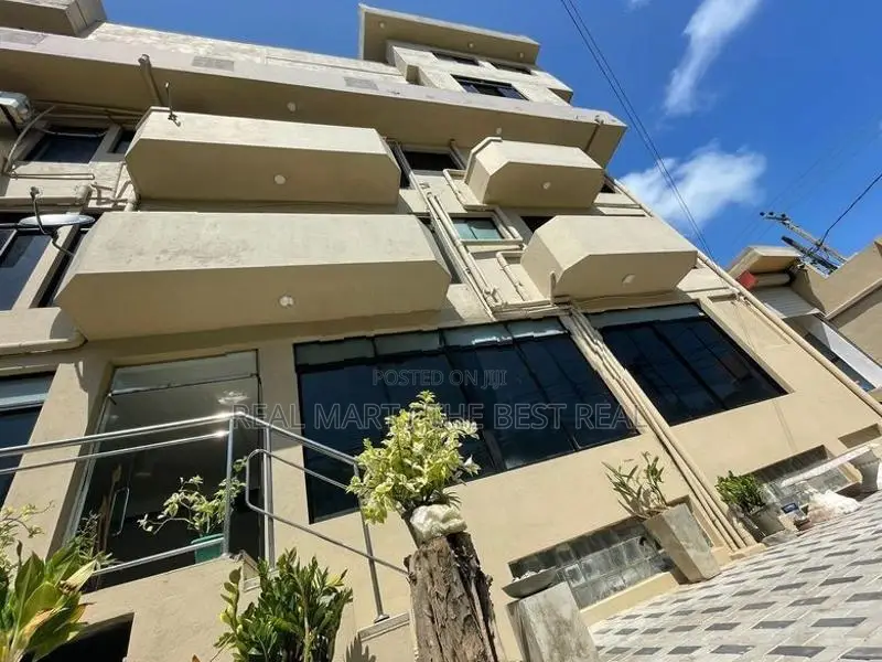 Mount Lavinia:15 Bedrooms Luxury House for Sale at De Seram Place