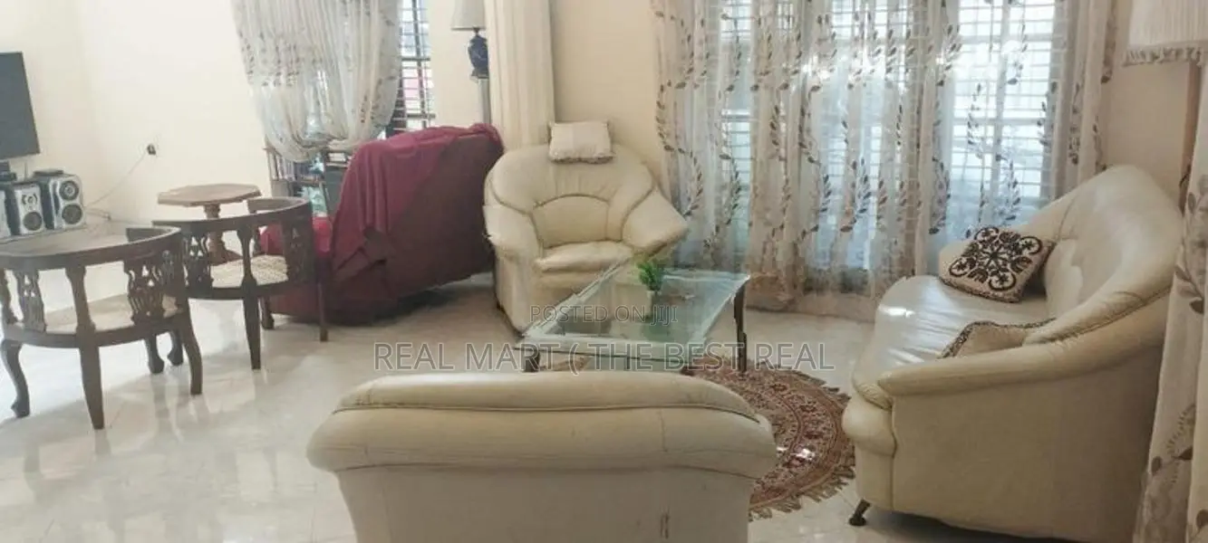 Chilaw Town : 4BR (11P) Luxury House for Sale