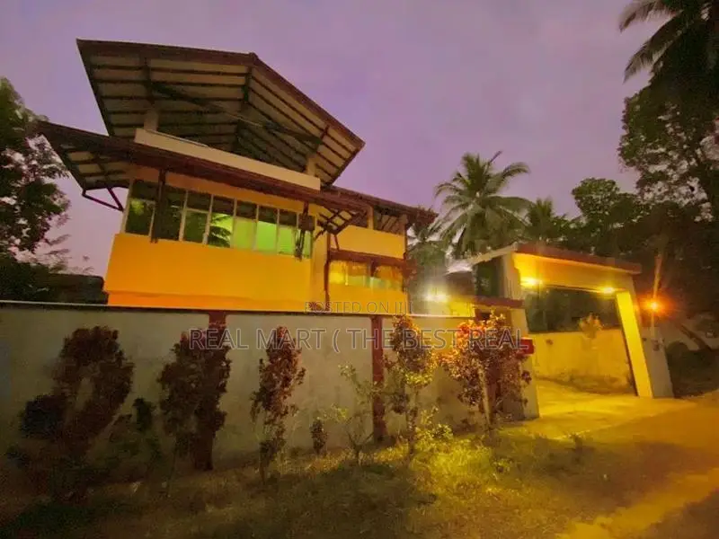 Horana : 4BR (18.3P) Luxury House for Sale in Millewa