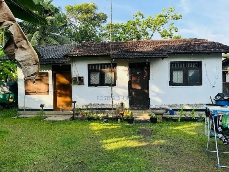 Angoda : 27.8 Perches Commercial Land with Old House for Sale