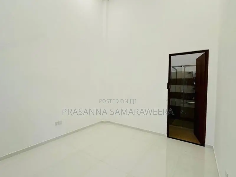 අලංකාර අති සුඛෝපභෝගී නවීනතම සුවිසල් දෙමහල් නිවස Piliyandala