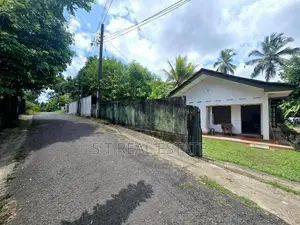 Old House with 20P Land For Sale In Homagama