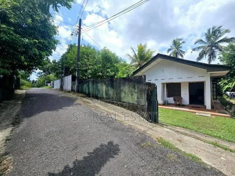 Old House with 20P Land For Sale In Homagama
