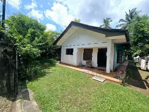 Old House with 20P Land For Sale In Homagama