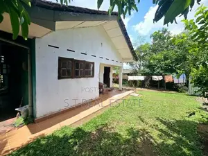 Old House with 20P Land For Sale In Homagama