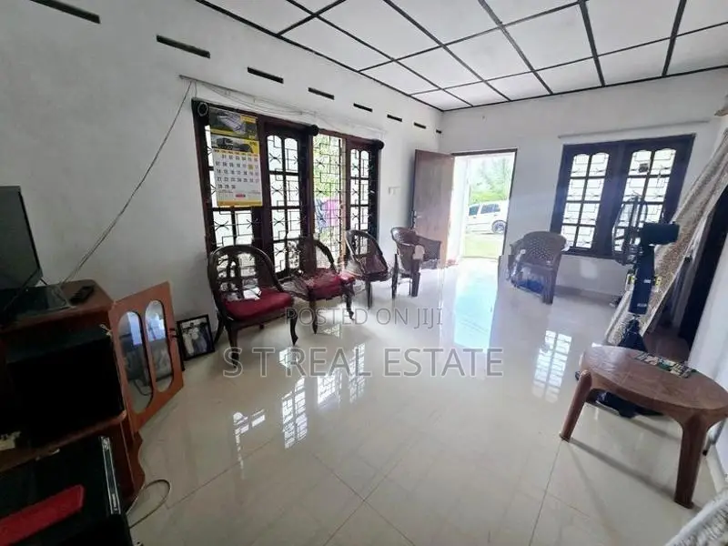 Old House with 20P Land For Sale In Homagama
