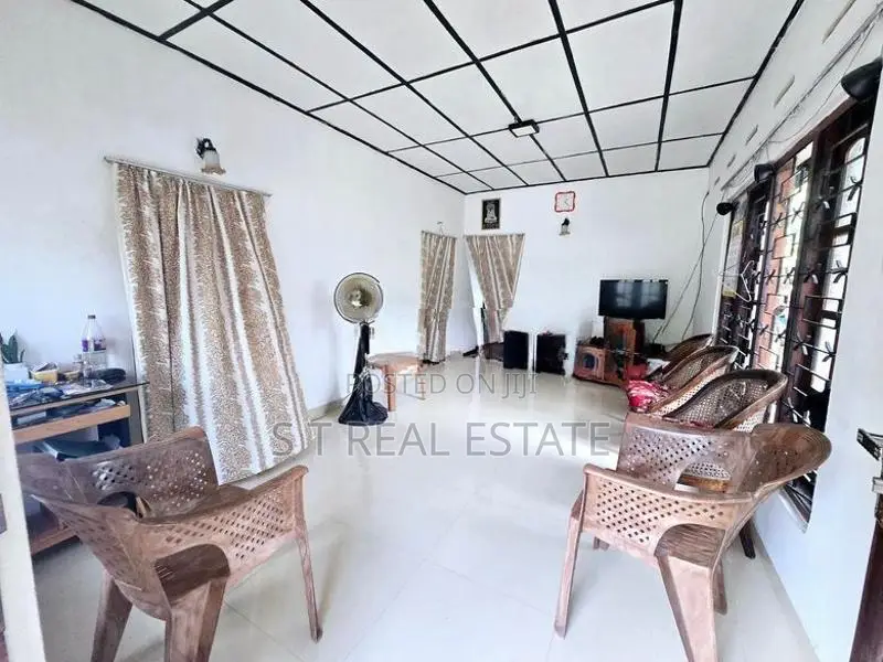 Old House with 20P Land For Sale In Homagama