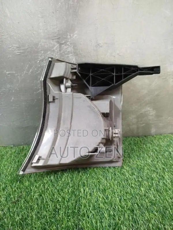 E25 Parking Light Right Side