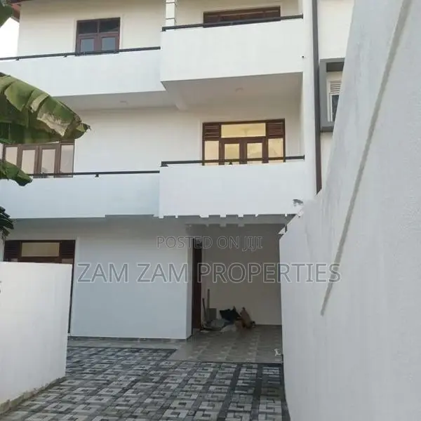 Three Story Luxury House For Sale in Borelesgamuwa