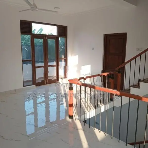 Three Story Luxury House For Sale in Borelesgamuwa
