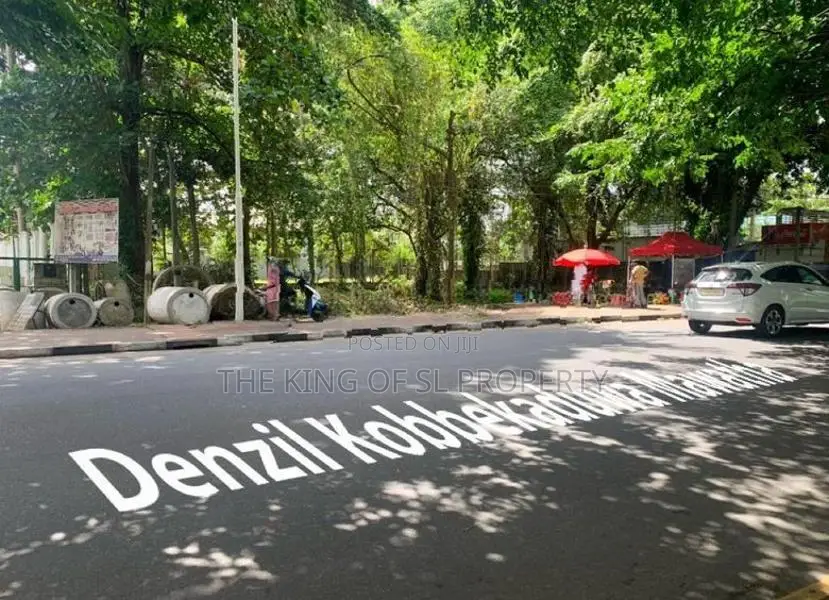 Commercial land for sale in Battaramulla