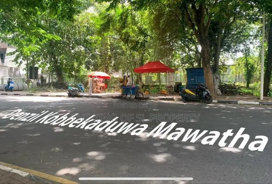 Commercial land for sale in Battaramulla