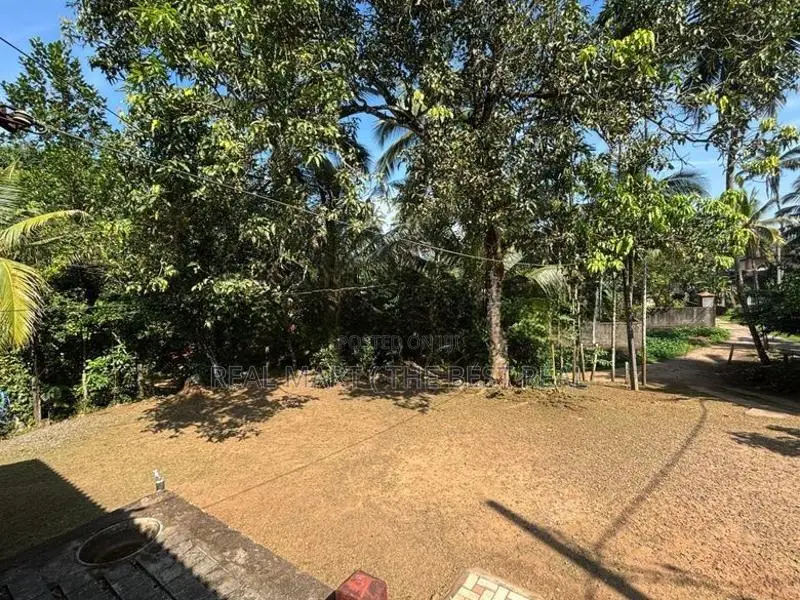 Hanwella : 29.75 perches Commercial Land with Old House for Sale