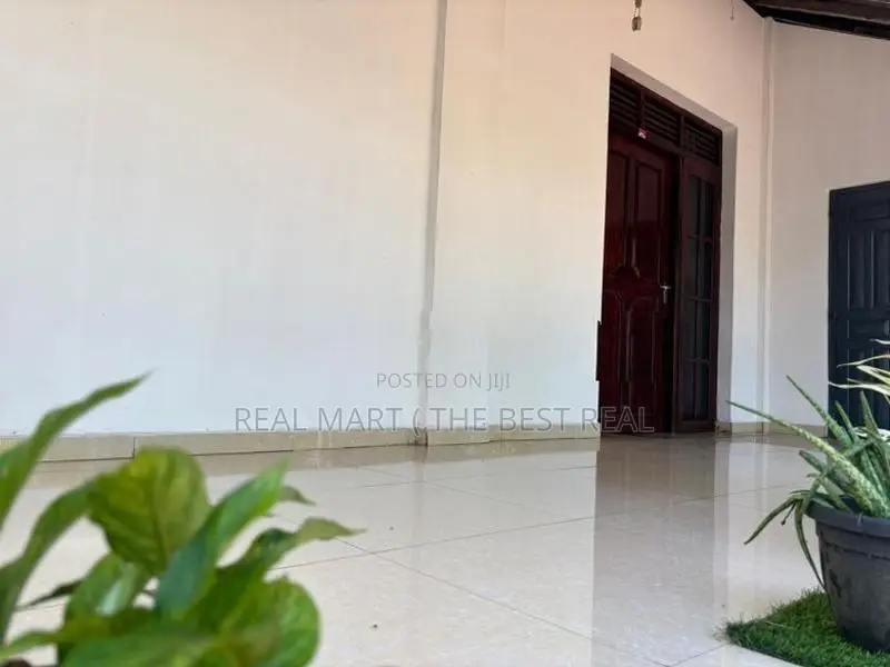 Hanwella : 29.75 perches Commercial Land with Old House for Sale