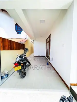 නවීන පන්නයේ අලුත්ම දෙමහල් නිවස විකිණීමට