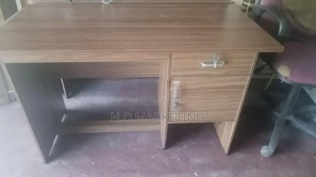 4*2 Ft Melamine Office Table