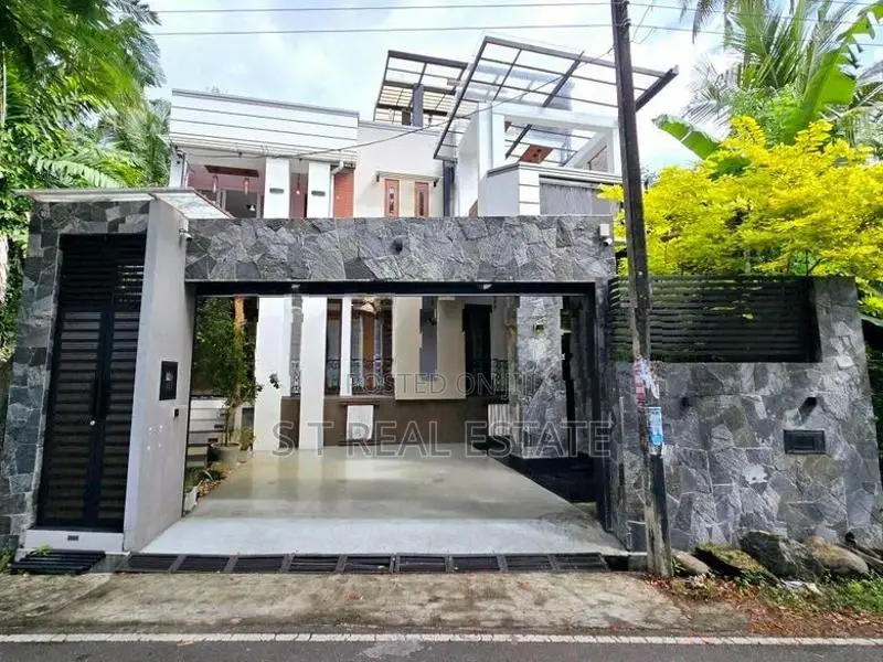 Almost Brand New Luxury Three Story House For Sale In Pannipitiya