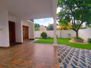 පර්චස් 15 ක නවීනතම තෙමහල් නිවස විකිනීමට - කැස්බෑව