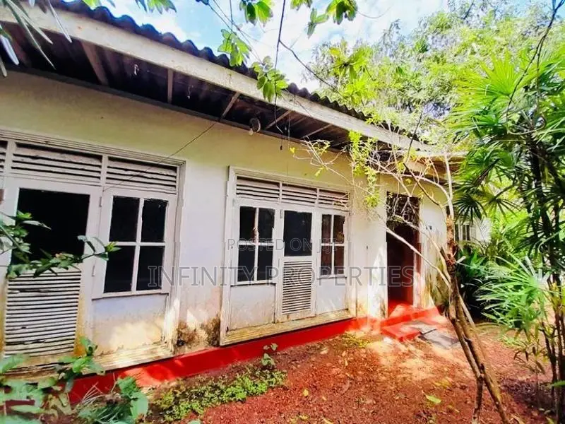 Water Front Facing 15 P Land with House Sale at Ethulkotte