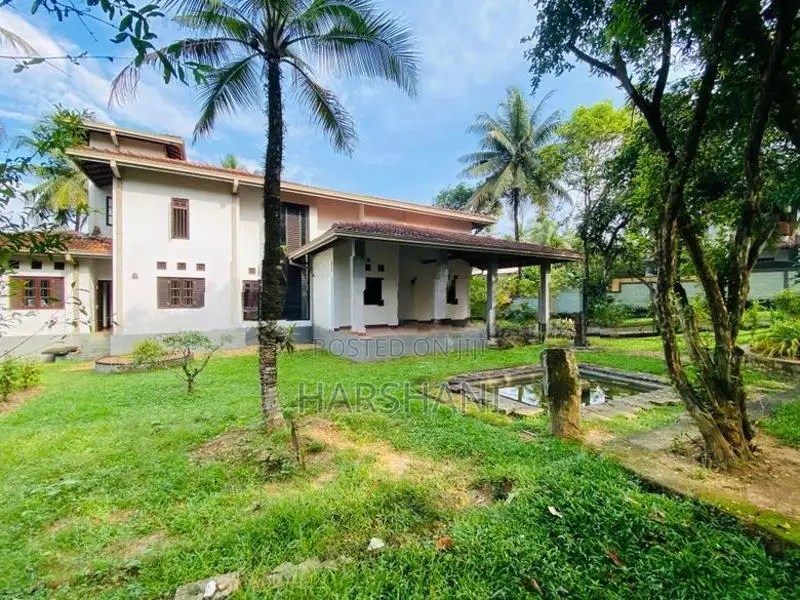 Spacious Bungalow facing Paddy Field, Close to Athurugiriya Highway