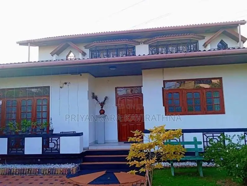 17.5 Perche / 2 Storied House For Sale in Walpola