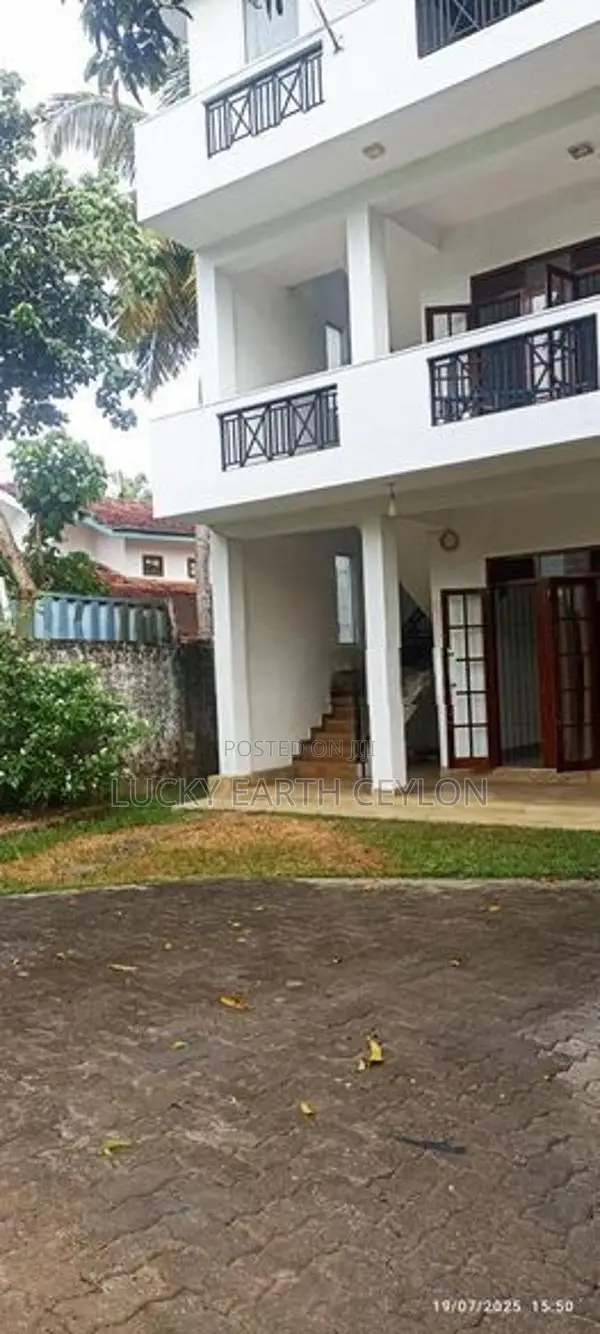 Malabe 3 Storey House with Rooftop (s135)
