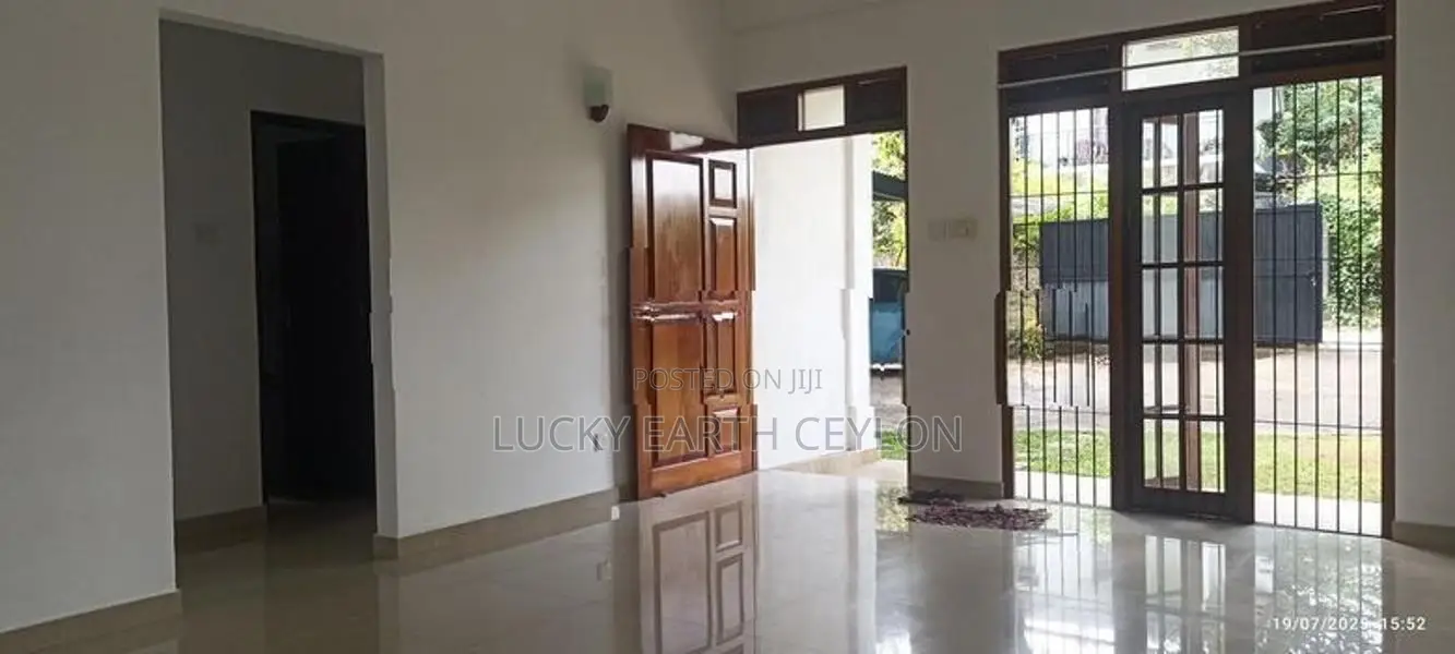Malabe 3 Storey House with Rooftop (s135)
