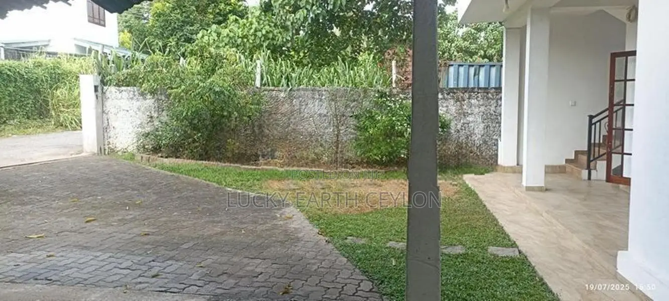 Malabe 3 Storey House with Rooftop (s135)