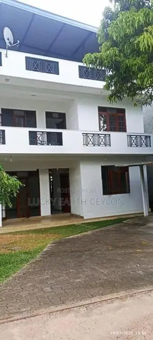 Malabe 3 Storey House with Rooftop (s135)