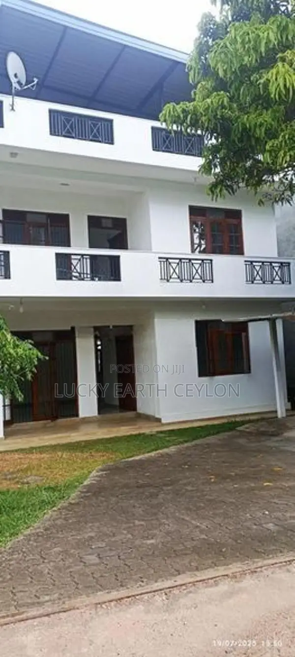 Malabe 3 Storey House with Rooftop (s135)