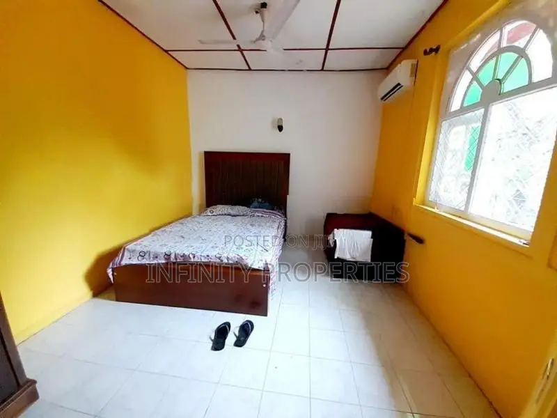 (AF75) 03 Storey House for Sale in Nugegoda