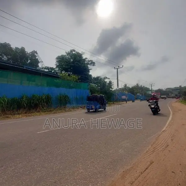 Land for sale Kaduwela, Facing 697 main bus route. (ID:KADU003)