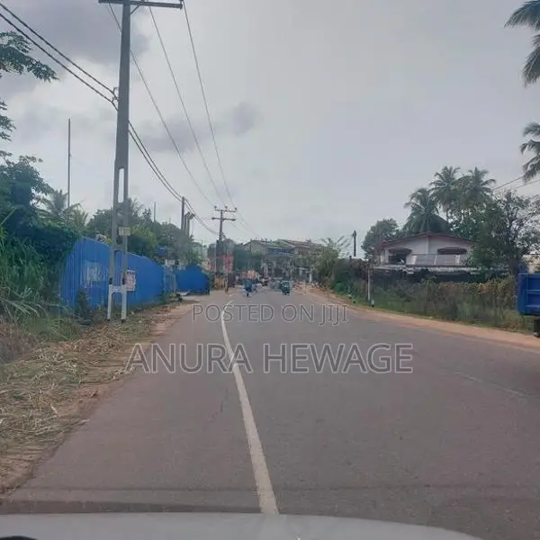 Land for sale Kaduwela, Facing 697 main bus route. (ID:KADU003)