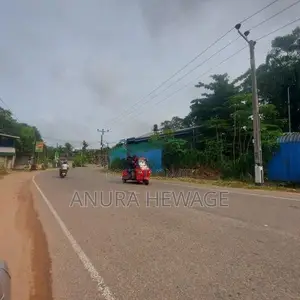 කඩුවෙල, අතුරුගිරිය මාර්ගයට මුහුණලා පිහිටි ඉඩමක් විකිණීමට. (ID:KADU003S