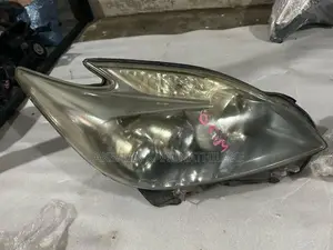 Toyota Prius ZVW30 Head light