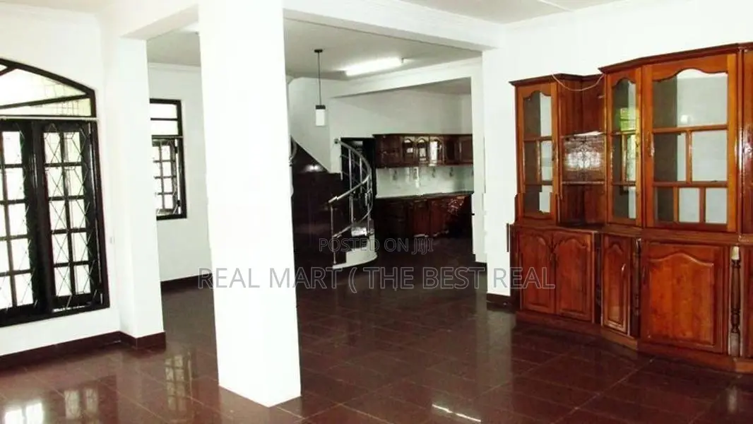 Colombo 4 : 5,000sf commercial building for Sale near Galle Road