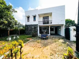 පර් 22 ක සහ ගෘහ භාණ්ඩ සමග දෙමහල් නිවස විකිණීමට