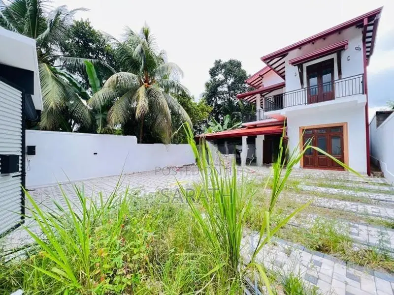 අලුත්ම දෙමහල් නිවසක් අතුරුගිරියෙන්