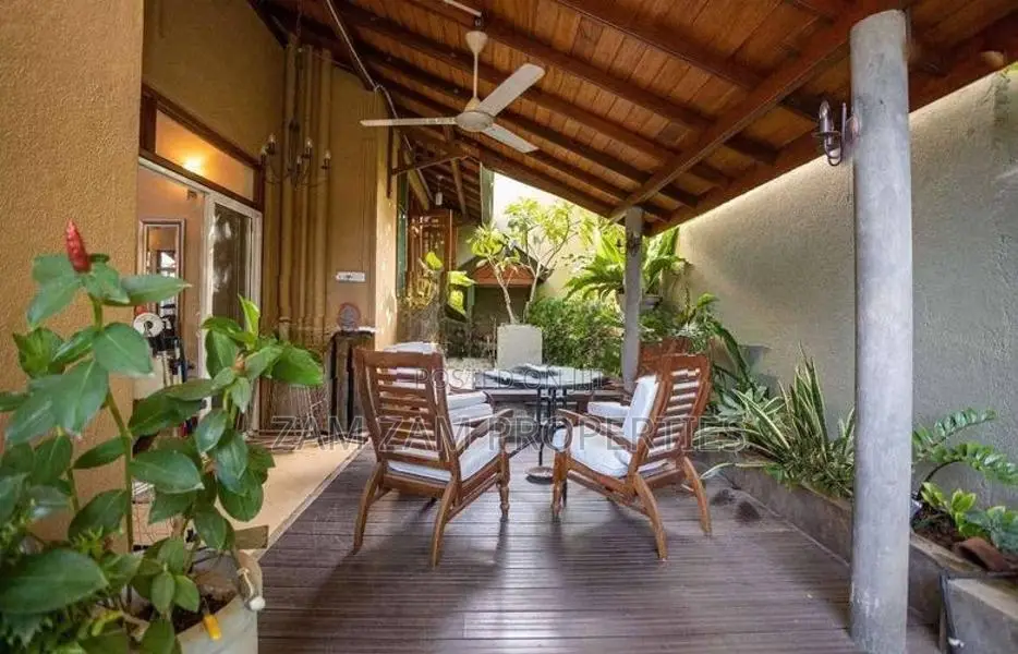 Three Storied Modern House for Sale in Malalasekara Pedesa Colombo 07