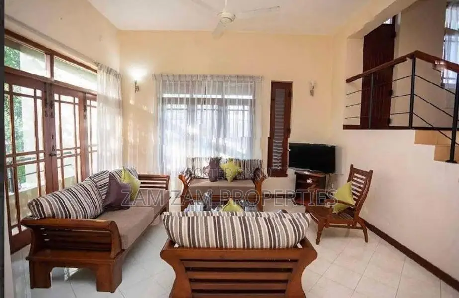 Three Storied Modern House for Sale in Malalasekara Pedesa Colombo 07