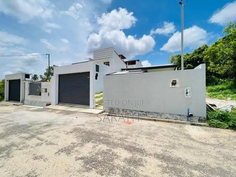 Well Build Super House In Athurugiriya